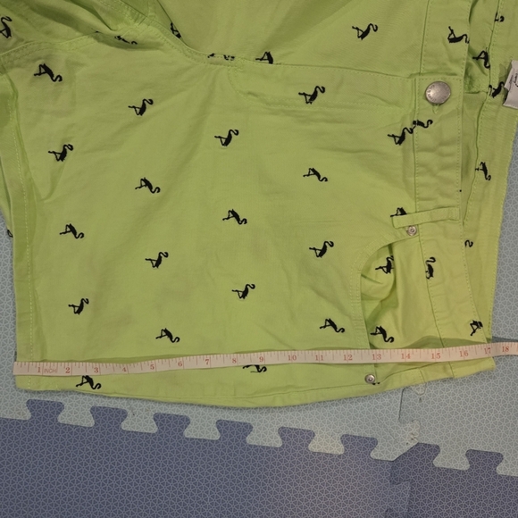 Crown & Ivy Women's Green Flamingo Print Shorts Size 24W - Picture 8 of 10
